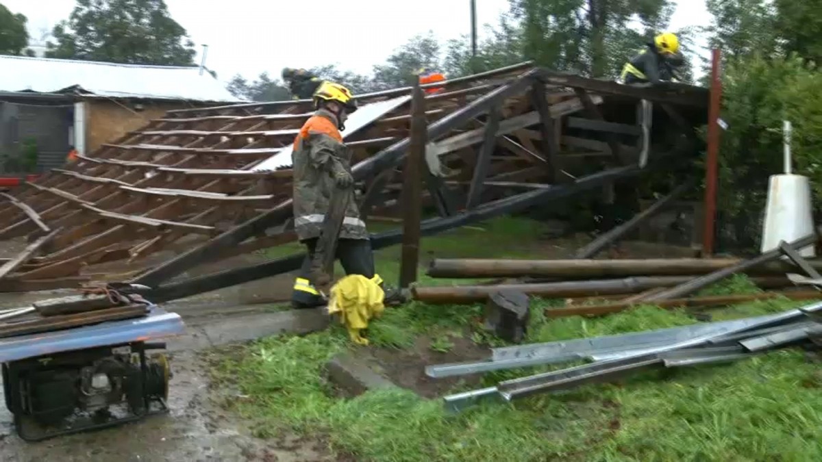 Viento derriba techumbre de un cuartel de Bomberos en Talca: 'Con tristeza y con dolor en el alma'