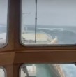 Un video captado a bordo del pesquero Talbor, al norte de la isla de Chiloé, muestra cómo la embarcación enfrenta el fuerte oleaje y las violentas ráfagas de viento en alta mar.
