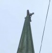 Los fuertes vientos del sistema frontal quebraron una de las cruces de la parroquia San Luis, en Cerro Alegre de Valparaíso. La estructura quedó colgando y existe preocupación por el riesgo de que caiga sobre la vía pública.
