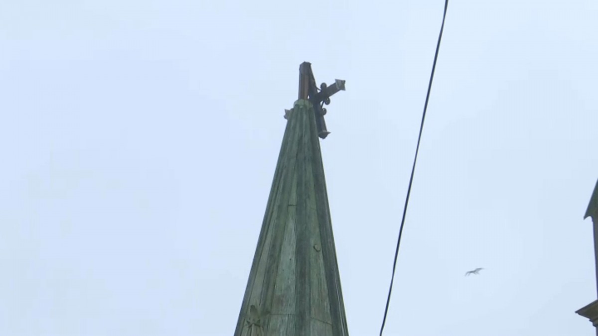 Fuertes vientos quiebran cruz de histórica parroquia en Valparaíso: Quedó colgando y preocupa riesgo de caída