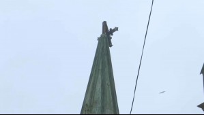 Fuertes vientos quiebran cruz de histórica parroquia en Valparaíso: Quedó colgando y preocupa riesgo de caída
