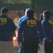 Un detective de la PDI resultó herido durante un procedimiento en la vía pública, luego de sorprender un robo y ser embestido por sospechosos, quienes escaparon en un vehículo. La PDI entregó los primeros detalles de este violento episodio.