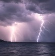 La Dirección Meteorológica emitió un aviso por probables tormentas eléctricas para dos regiones del sur durante la tarde de este jueves. Revisa dónde se esperan, las alertas vigentes y cómo influirá el sistema frontal.
