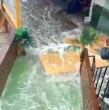 Las intensas marejadas alcanzaron un reconocido local del litoral de Coquimbo, generando destrozos en parte de sus instalaciones. El hecho quedó registrado en un video.