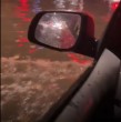 En un video captado desde Gran Avenida se observa cómo el agua cubre parte de la calzada, obligando a los automovilistas a reducir la velocidad para avanzar con precaución y evitar incidentes.