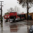 En medio del sistema frontal que está dejando intensas lluvias en la Región Metropolitana, un bus del sistema RED colisionó con una vivienda en la comuna de Cerro Navia.