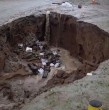 Las intensas lluvias provocaron un socavón de cinco metros en la zona dunar de Reñaca Alto, dejando condominios aislados. En paralelo, suspenden el tránsito en Avenida Borgoño por derrumbes en la calzada.