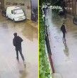Un video registró la huida del hombre acusado de balear a dos carabineros durante una fiscalización en Lo Espejo. El sujeto escapó con una pistola en sus manos mientras continúa un amplio operativo para dar con su paradero.