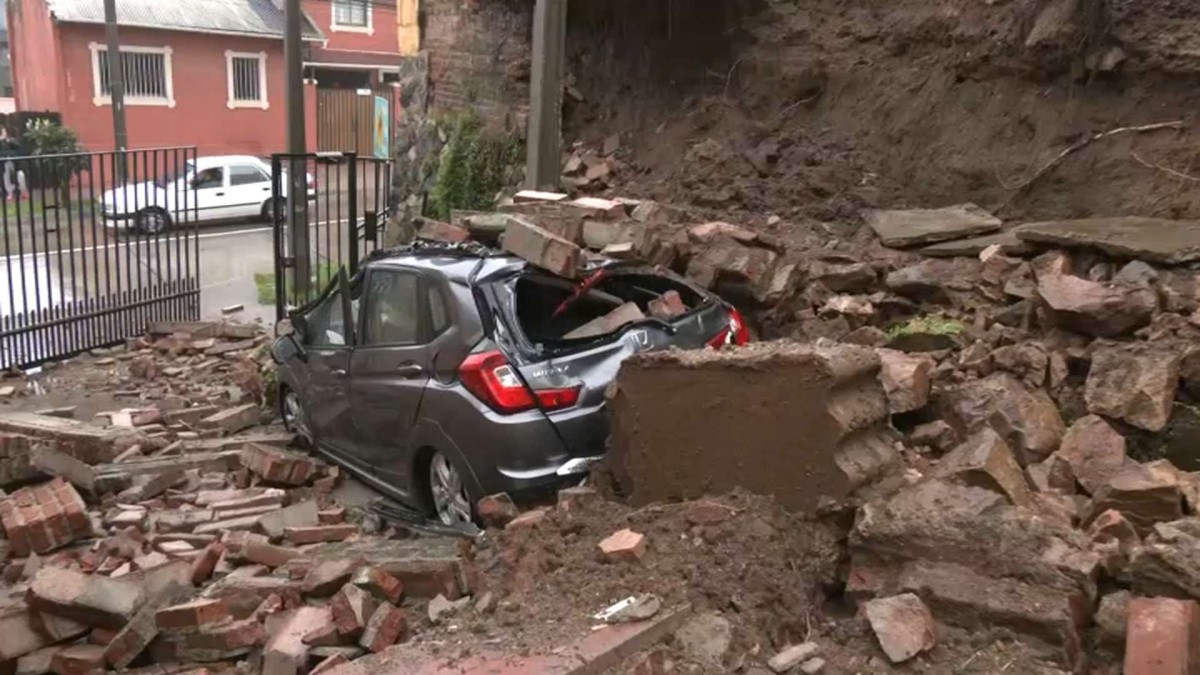 Sistema frontal: Muro se derrumba sobre un auto en Viña del Mar