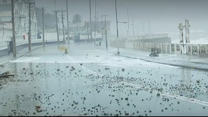 El mar llegó hasta la calle: Fuertes marejadas dejan piedras y escombros en avenida de Valparaíso