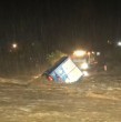 Una camioneta fue arrastrada por el estero y, mientras Bomberos acudía a esa emergencia, un camión repartidor de gas quedó atrapado al intentar cruzar un badén en Punitaqui. Revisa cómo ocurrió el doble rescate.