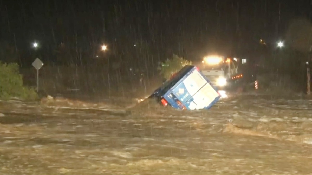 Una camioneta arrastrada por el agua y un camión atrapado: Así fue el doble operativo de rescate en Punitaqui