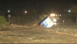 Una camioneta arrastrada por el agua y un camión atrapado: Así fue el doble operativo de rescate en Punitaqui