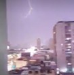 Una tormenta eléctrica se registró durante la noche de este viernes en Santiago, con intensos truenos y relámpagos captados en distintos sectores de la capital. Revisa los videos a continuación