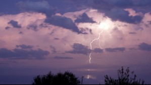 Incluye la Metropolitana: Emiten aviso por probables tormentas eléctricas en cuatro regiones del país