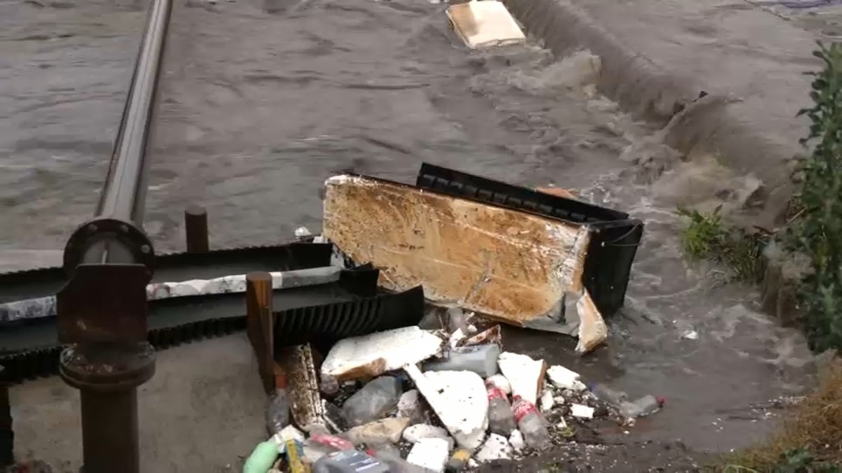 Hasta un refrigerador arrastró la corriente: Canal Santa Marta vuelve a evidenciar la acumulación de basura