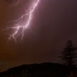 La Dirección Meteorológica de Chile (DMC) emitió un aviso por probables tormentas eléctricas para este viernes y sábado. El evento tendrá lugar en zonas de cuatro regiones del país.