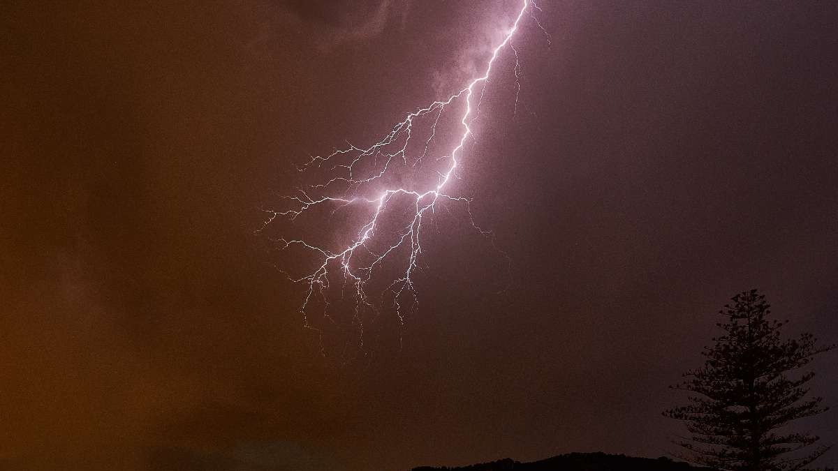 Por 'sistema frontal': Meteorología emite actualización de aviso por tormentas eléctricas en zonas de cuatro regiones del país
