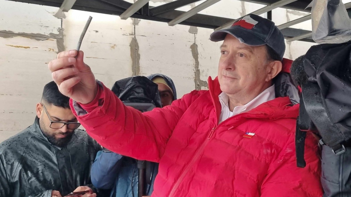 'Esto es una estafa completa': Ministro Poduje acusa fallas en viviendas tras muro que casi cae sobre guardia en El Olivar