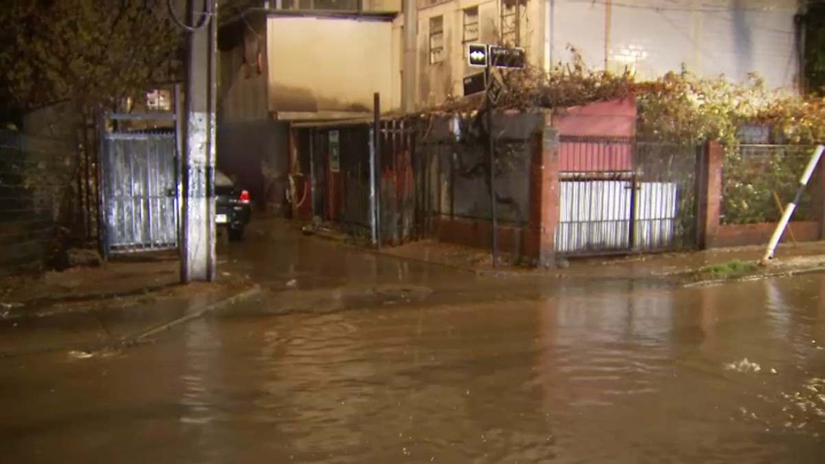 Llueve intensamente en Santiago: Canal Santa Marta se desborda y vecinos de Maipú denuncian falta de ayuda