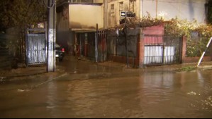 Llueve intensamente en Santiago: Vecinos de Maipú denuncian falta de ayuda cerca del Canal Santa Marta