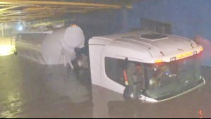 Camión queda atrapado bajo el agua en paso bajo nivel de San Bernardo: 'Estamos colapsados completamente'