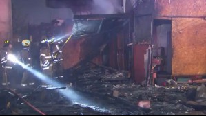 Incendio destruye cuatro viviendas en campamento de Maipú: Lluvias dificultaron el trabajo de Bomberos