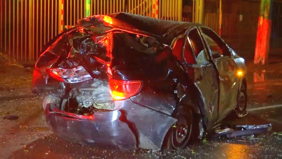 Robaron un auto de aplicación y chocaron con un árbol: Detienen a falsos pasajeros en Cerro Navia