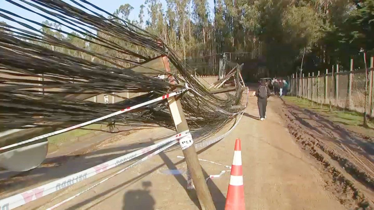 Fuertes vientos arrasaron con al menos siete postes de luz en El Tabo