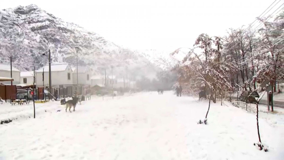Cajón del Maipo bajo la nieve: Así amaneció este sábado la zona cordillerana de la Región Metropolitana