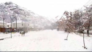 Cajón del Maipo bajo la nieve: Así amaneció este sábado la zona cordillerana de la Región Metropolitana