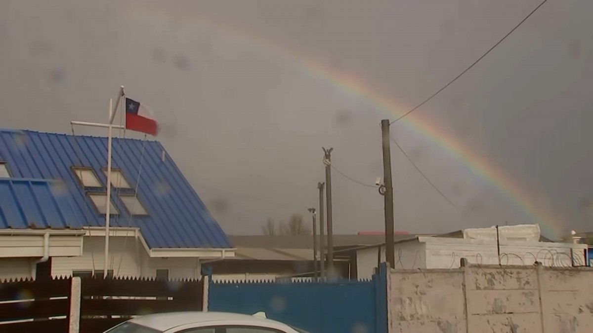 Sol, lluvia, tormenta eléctrica y hasta un arcoíris: Inestable clima marca la jornada en Pichilemu