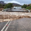 Las intensas lluvias que afectan al país durante la tarde de este sábado provocaron un socavón que cortó completamente la Ruta D-430, que une Tongoy con Guanaqueros, en la región de Coquimbo.