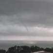Una tromba marina se registró durante la tarde de este sábado en el sector El Pangal, en la comuna de Pichilemu, región de O\\\'Higgins, en medio del sistema frontal que afecta a gran parte del país.