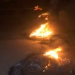 Una protesta protagonizaron vecinos de la población Libertad, en la comuna de Viña del Mar, quienes durante la noche de este sábado levantaron barricadas para manifestar su molestia tras permanecer tres días sin suministro eléctrico.