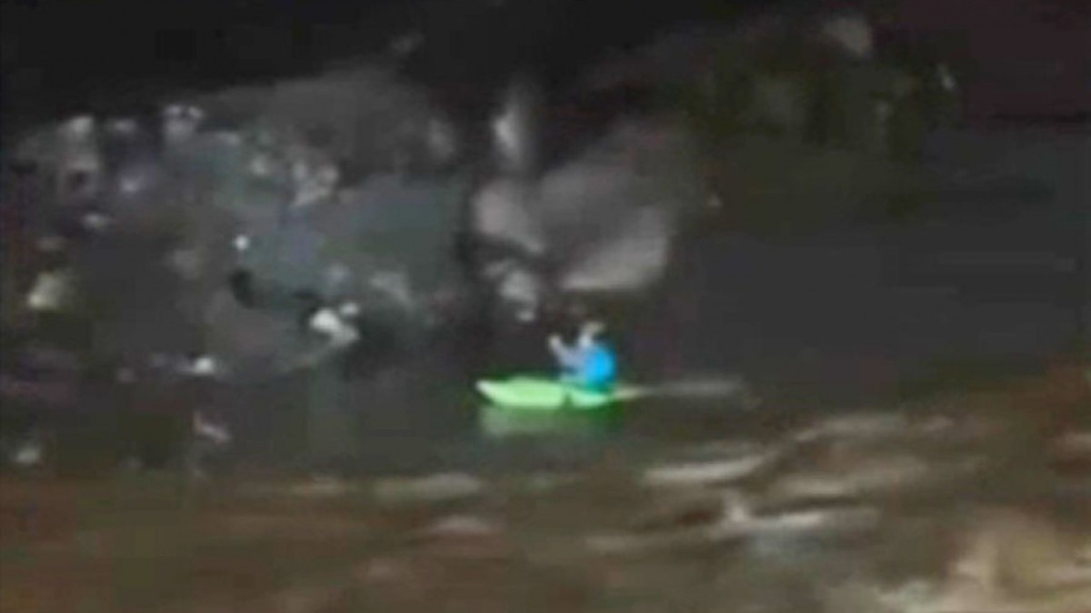 En kayak: Concejal cruzó un río desbordado para rescatar a un perrito atrapado en San José de Maipo