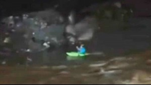 En kayak: Concejal cruzó un río desbordado para rescatar a un perrito atrapado en San José de Maipo