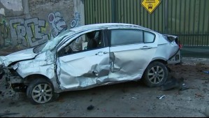 Auto queda destruido tras chocar con un cartel en Independencia: Ocupantes escaparon del lugar
