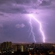 La Dirección Meteorológica actualizó un aviso por probables tormentas eléctricas para la Región Metropolitana y otras cuatro regiones. Revisa desde cuándo rige la medida y las zonas que podrían verse afectadas.