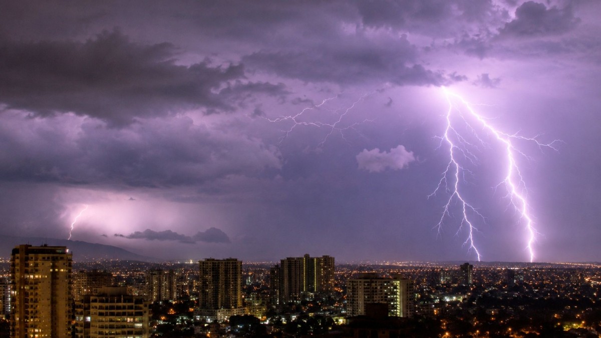'Inestabilidad post frontal': Aviso por tormentas eléctricas en la RM y otras cuatro regiones