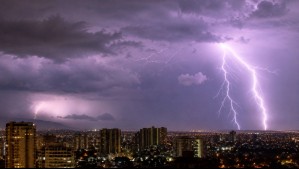 'Inestabilidad post frontal': Aviso por tormentas eléctricas en la RM y otras cuatro regiones