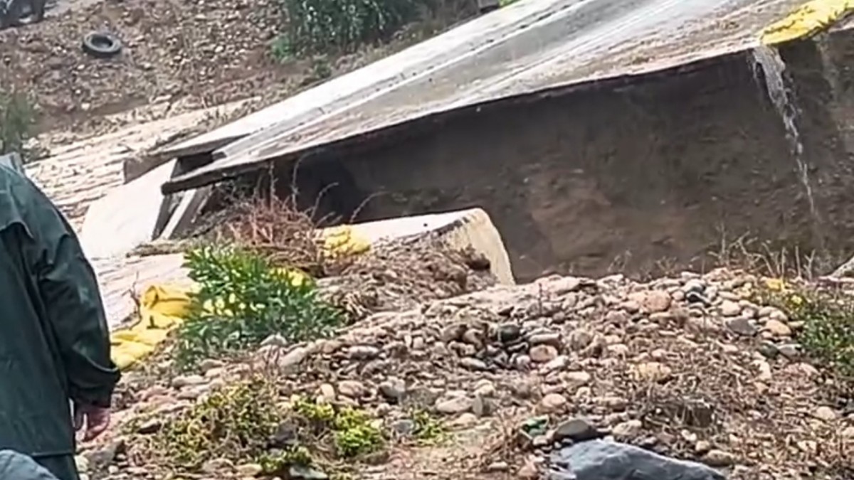 Sistema frontal: Video muestra cómo la fuerza del agua partió en dos una ruta en Freirina