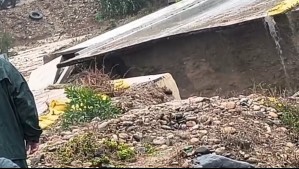 Sistema frontal: Video muestra cómo la fuerza del agua partió en dos una ruta en Freirina