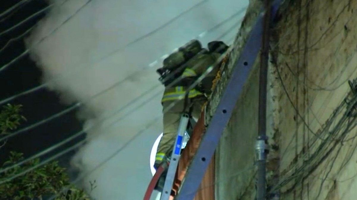 Incendio afecta a cité en Santiago Centro: Bomberos trabaja con apoyo de 18 carros