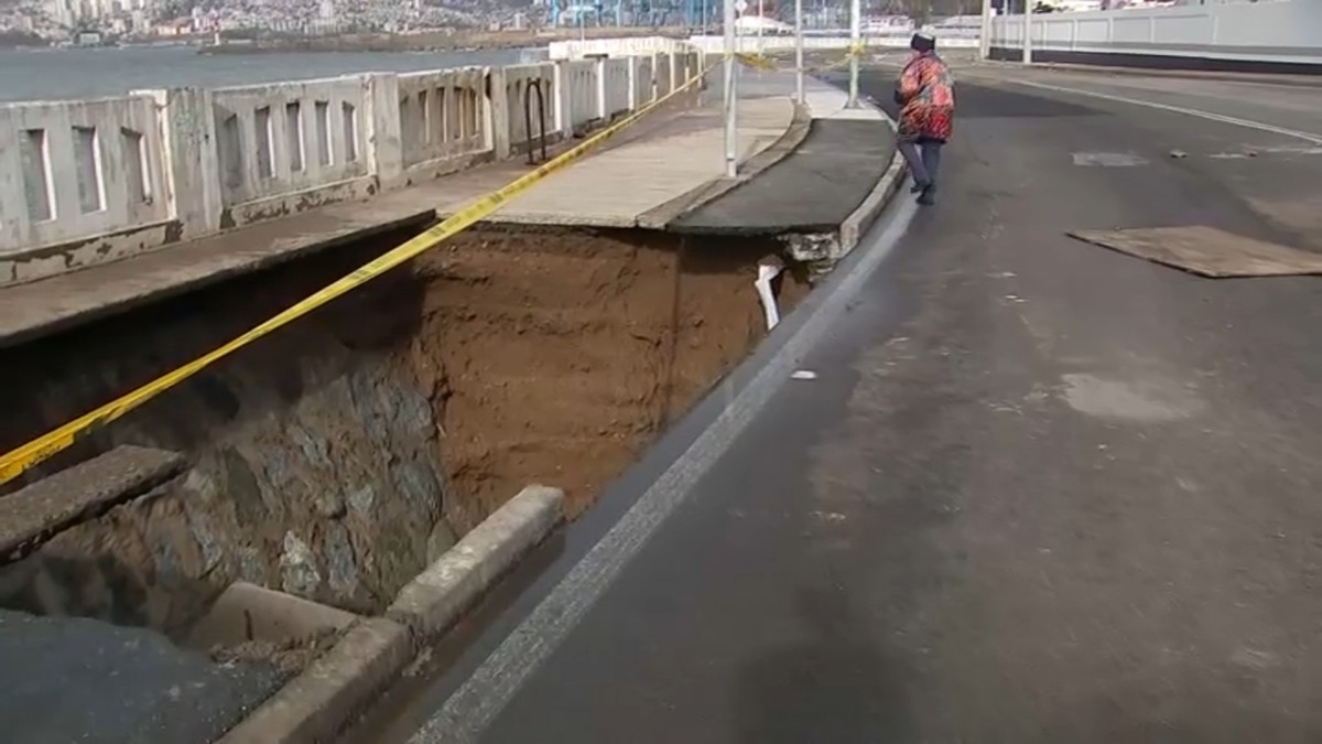 Preocupación en Valparaíso por gran socavón en avenida Altamirano ante nuevas lluvias