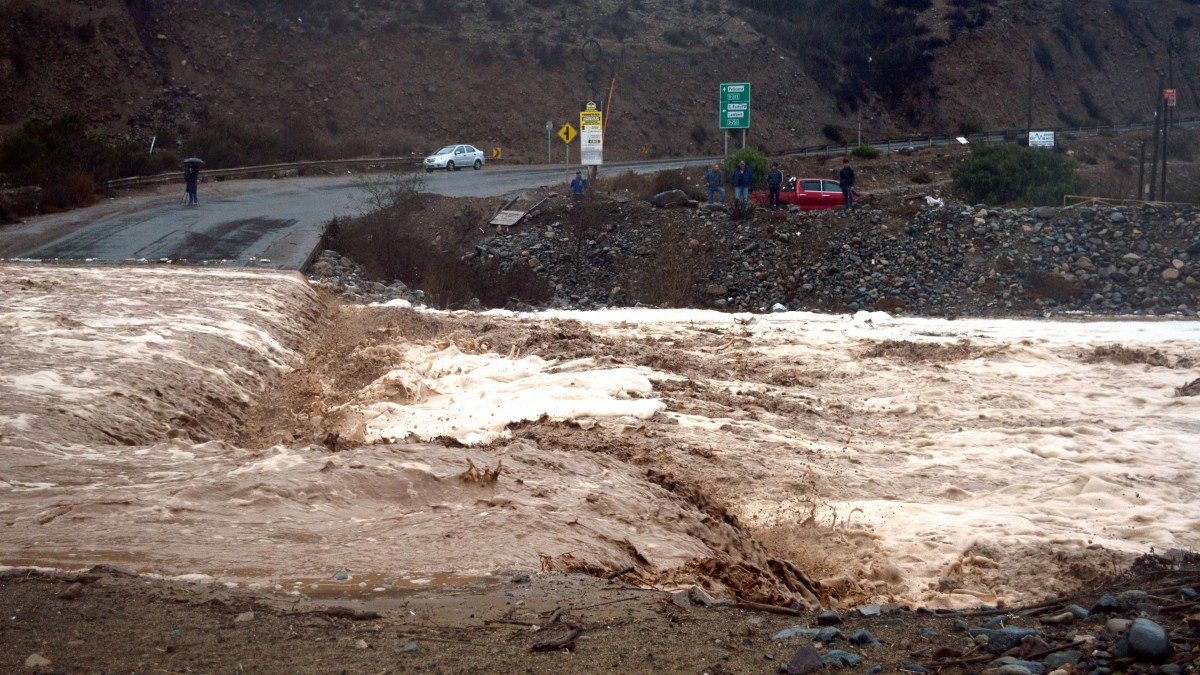 Senapred mantiene monitoreo por Alerta Roja en la región de Coquimbo: Advierte riesgo muy alto de aluviones y derrumbes