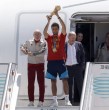 Los jugadores de la selección de fútbol de España, flamante campeona del mundo tras derrotar a Argentina, llegaron el lunes a Madrid, donde recorrerán calles repletas de fanáticos que los recibirán como héroes.