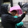El aviso por viento considera a las regiones de Coquimbo, Valparaíso, Metropolitana, O\\\'Higgins, Maule, Ñuble y Biobío, donde se esperan rachas que podrían alcanzar hasta los 80 km/h en algunos sectores.
