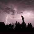 La Dirección Meteorológica de Chile actualizó una alerta por tormentas eléctricas para sectores de las regiones Metropolitana y Valparaíso. Revisa qué comunas y zonas podrían verse afectadas.