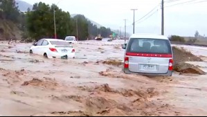 Temporal causa estragos en La Serena: Video muestra a vehículos atrapados por el barro